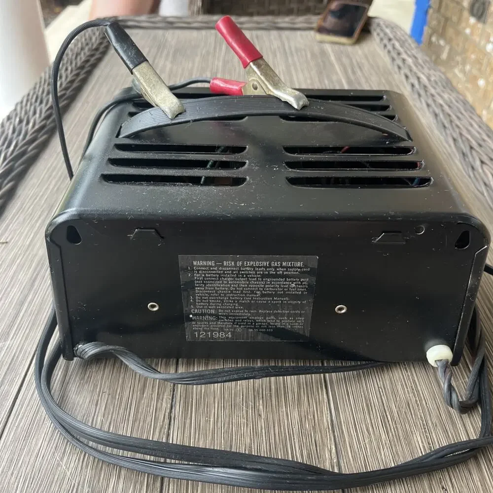 Schumacher Model SE-40MA 10 Amp Manual/Auto Twin Rate 6* 12 V Battery Charger
